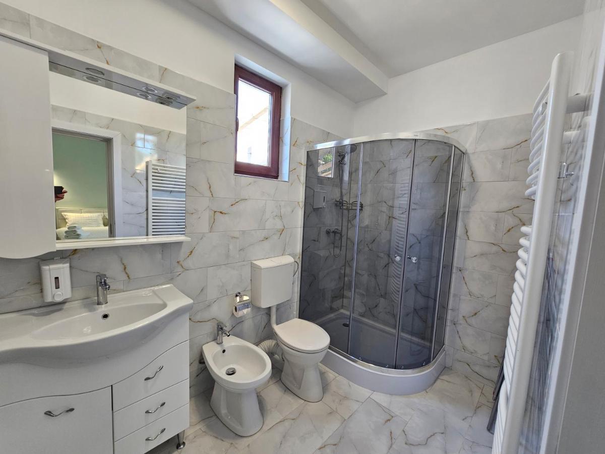 Bed and Breakfast Colt De Rai Hîrtoape Esterno foto